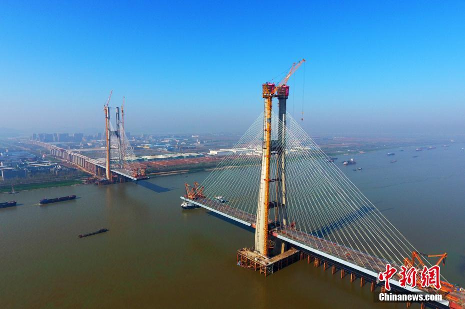 中國初の交差ケーブル斜張橋、メインタワーの主體工事が完成