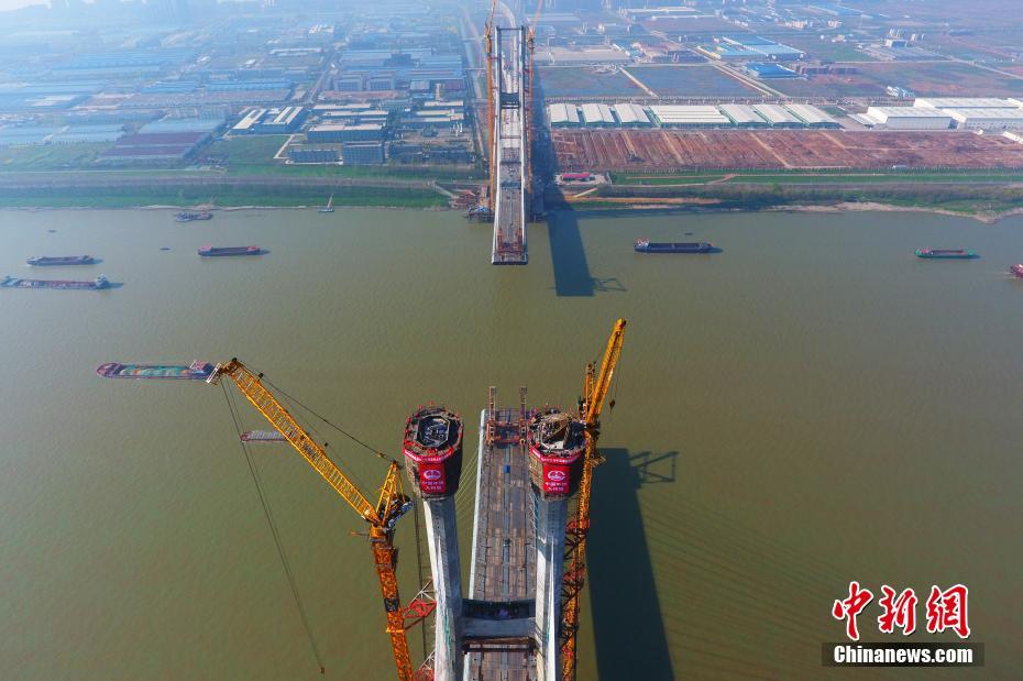 中國(guó)初の交差ケーブル斜張橋、メインタワーの主體工事が完成