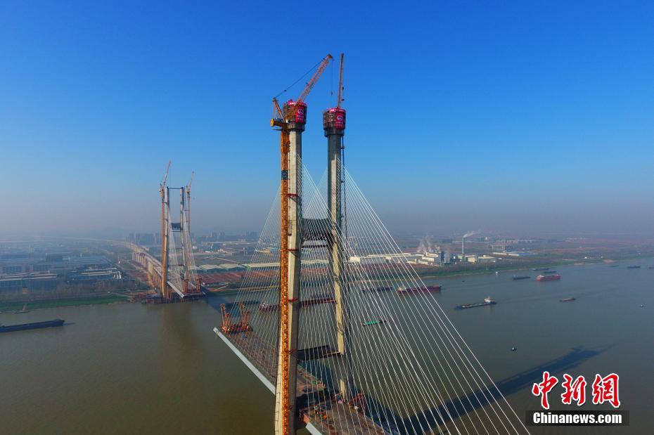 中國初の交差ケーブル斜張橋、メインタワーの主體工事が完成