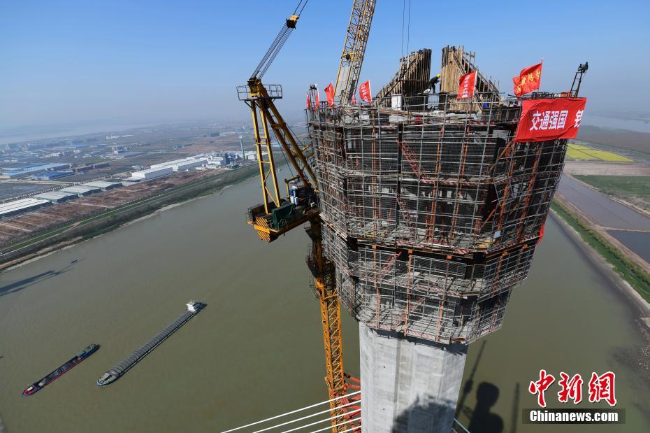 中國(guó)初の交差ケーブル斜張橋、メインタワーの主體工事が完成