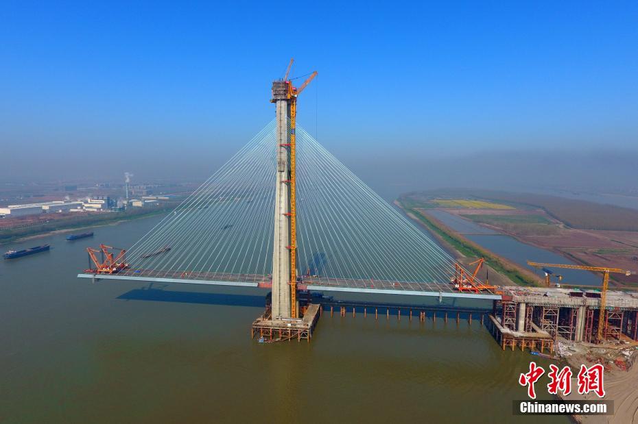 中國初の交差ケーブル斜張橋、メインタワーの主體工事が完成