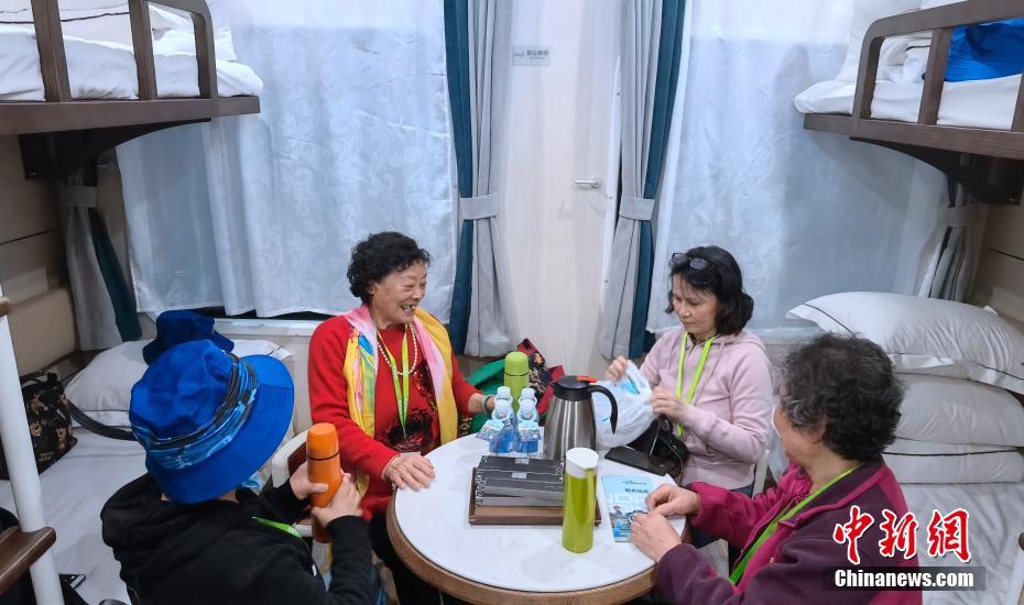 國內(nèi)初の観光列車「パンダ特別列車」が乗客を乗せて運行スタート