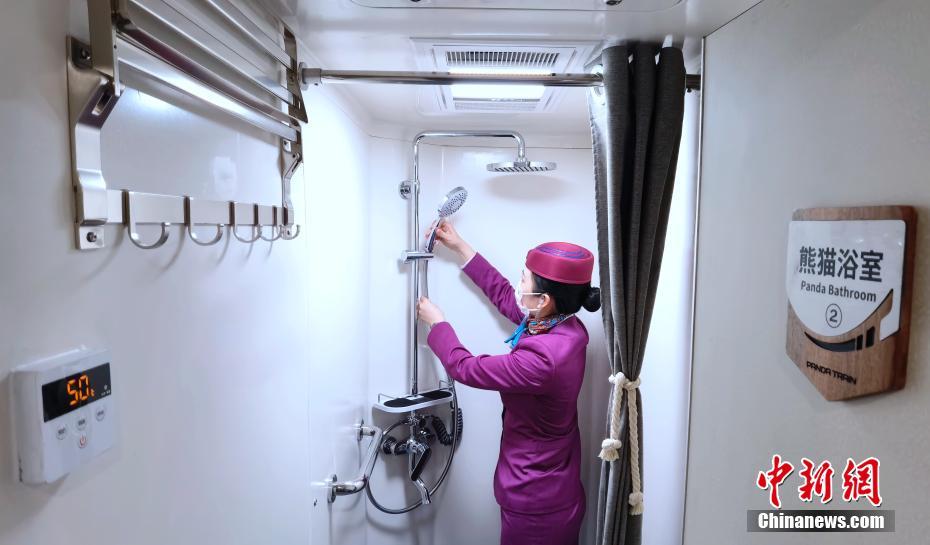 國內(nèi)初の観光列車「パンダ特別列車」が乗客を乗せて運行スタート