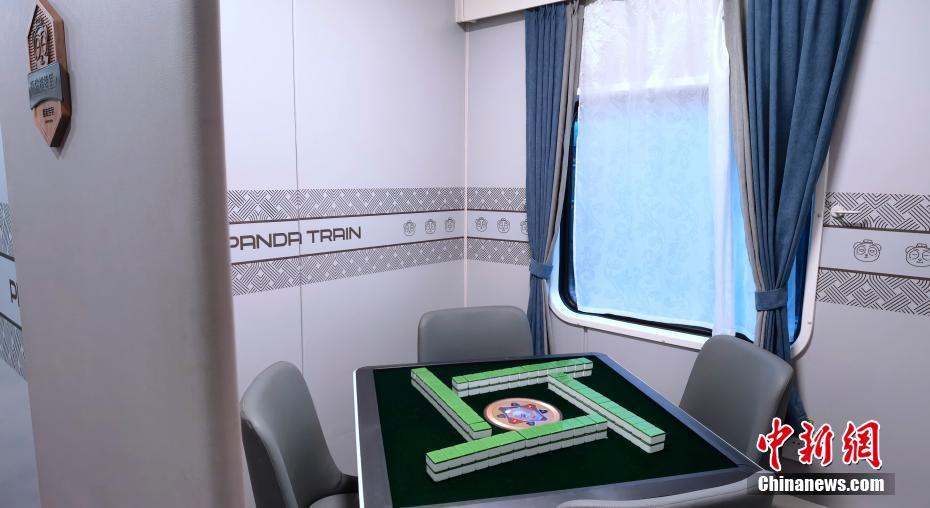 國(guó)內(nèi)初の観光列車(chē)「パンダ特別列車(chē)」が乗客を乗せて運(yùn)行スタート
