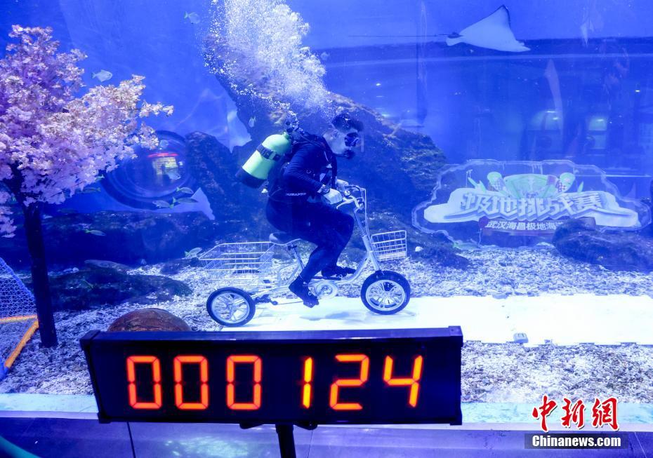 水中サッカーに水中自転車レース！遊園地で「海底運(yùn)動(dòng)會(huì)」開催　湖北省武漢