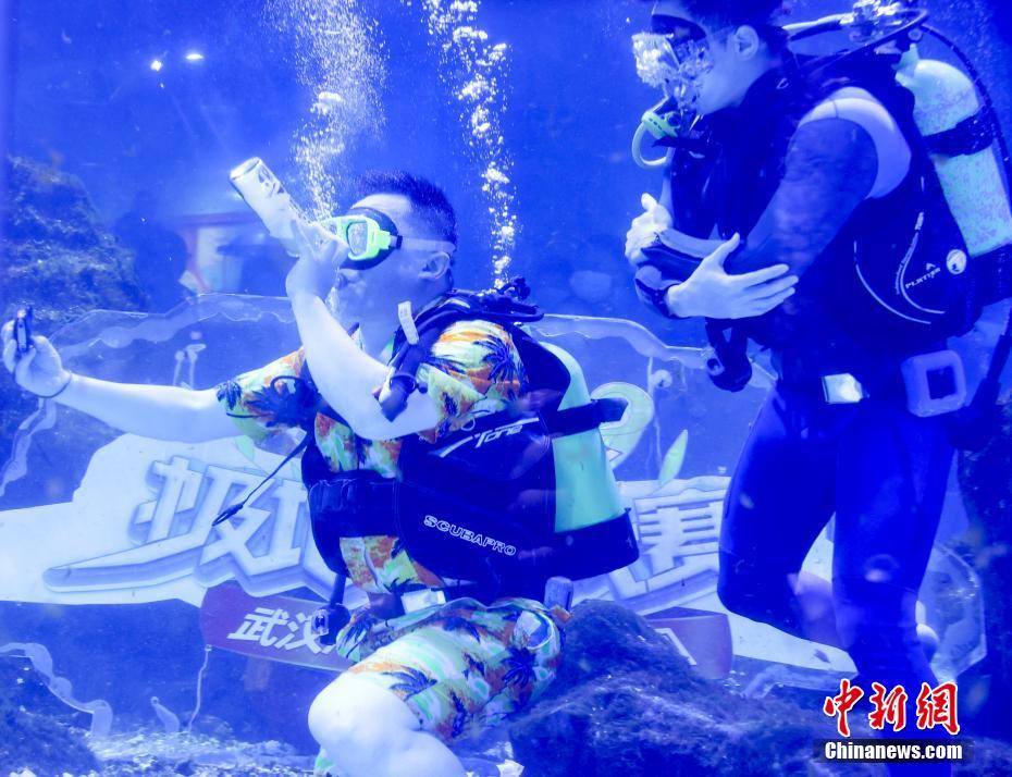 水中サッカーに水中自転車(chē)レース！遊園地で「海底運(yùn)動(dòng)會(huì)」開(kāi)催　湖北省武漢
