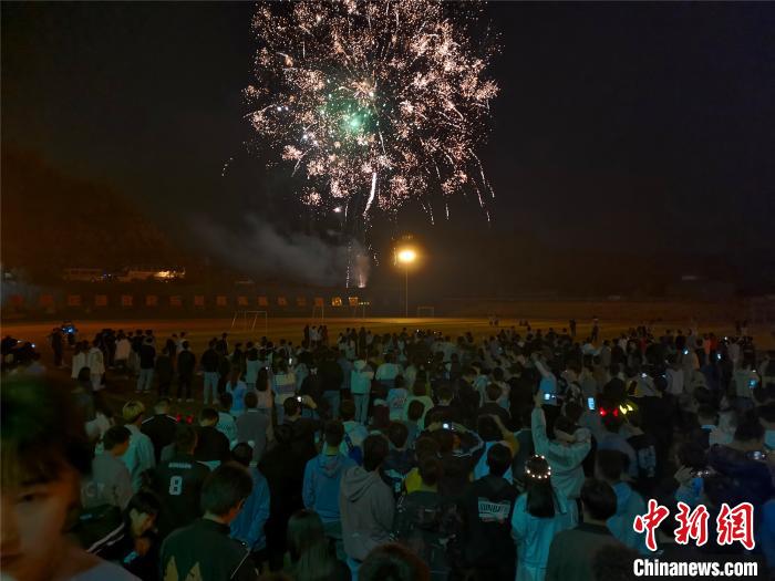 ヘリでのキャンパス観光に祝儀袋を散布するドローン！豪華な新入生歓迎ギフト　四川