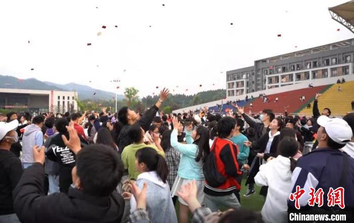 ヘリでのキャンパス観光に祝儀袋を散布するドローン！豪華な新入生歓迎ギフト　四川