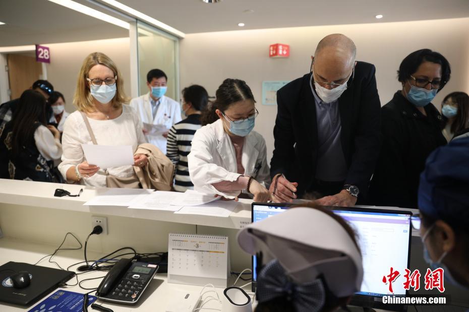 接種前に接種をめぐる同意書に署名する外國人（撮影?張亨偉）。