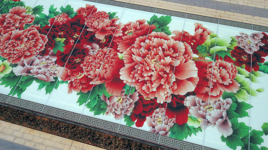 牡丹を描いた大型ガラス絵の一部（寫真著作権はCFP視覚中國が所有のため転載禁止）。 