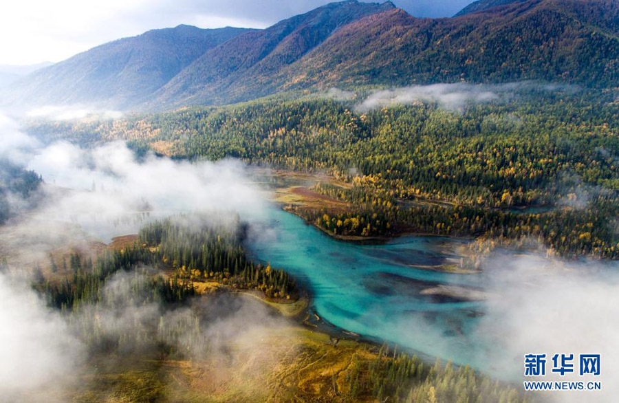 2019年9月24日、新疆維吾爾（ウイグル）自治區(qū)阿勒泰（アルタイ）地區(qū)喀納斯（カナス）景勝地の秋、森林とカナス湖が互いに引き立て合う様子は、思わず見とれてしまうほどの美しさ（ドローンによる撮影?王菲）。