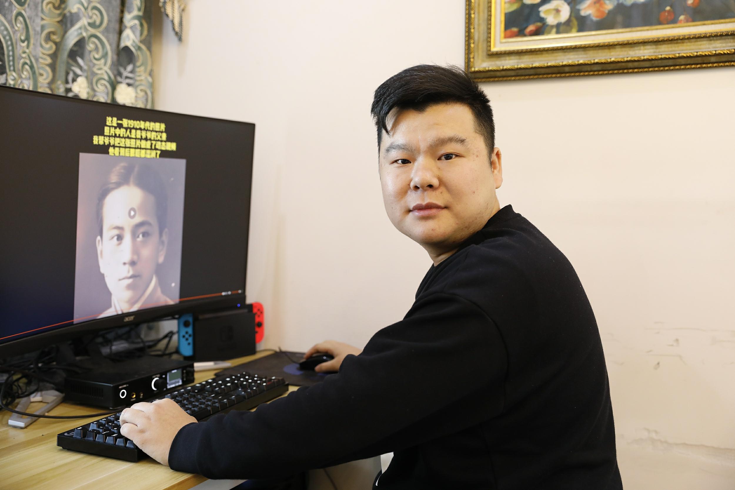 古い寫真を「蘇らせる」作業(yè)を進(jìn)める朱林さん（寫真著作権はCFP視覚中國が所有のため転載禁止）。