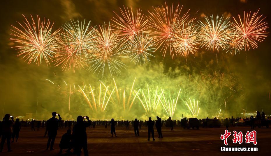 成都天府國(guó)際空港ターミナルビルの竣工と検収完了を祝う花火　四川省