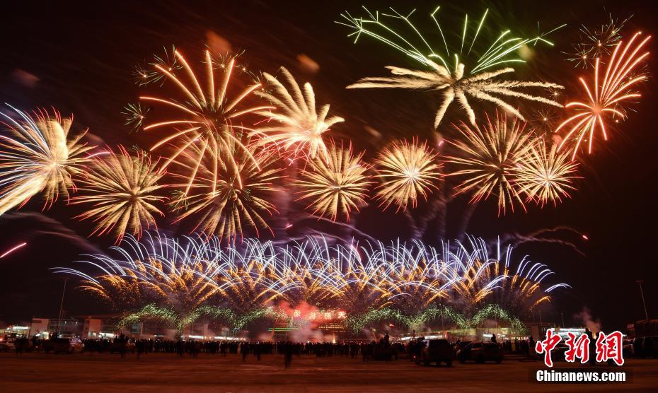 成都天府國際空港ターミナルビルの竣工と検収完了を祝う花火　四川省