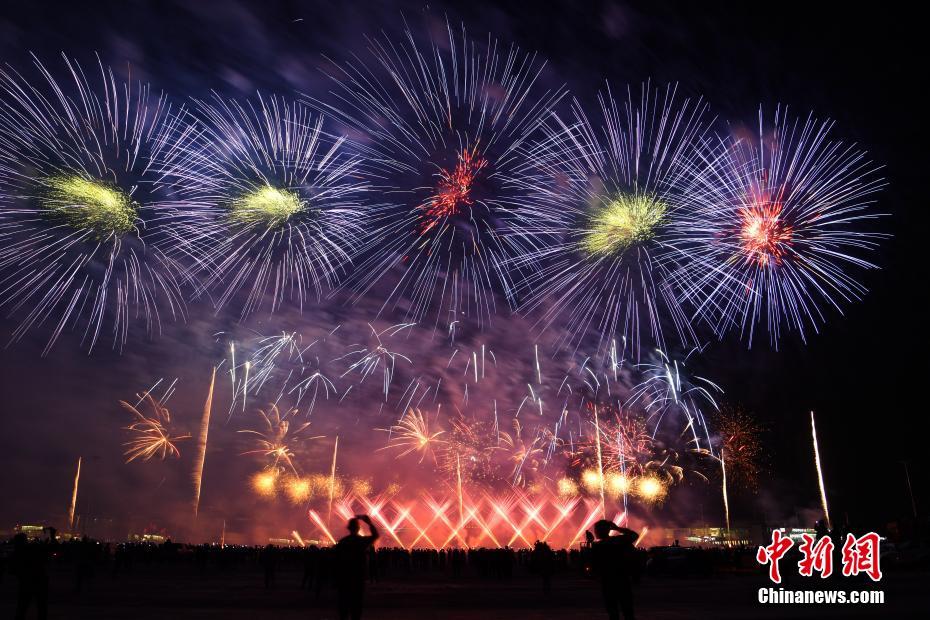 3月30日、四川成都天府國際空港で、空港ターミナルビルの竣工?検収完了を祝い、行われた花火パフォーマンス（撮影?劉忠俊）。