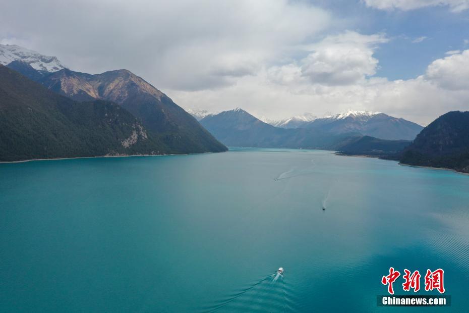 上空から撮影した高原の湖?巴松措の美しい風(fēng)景　西蔵