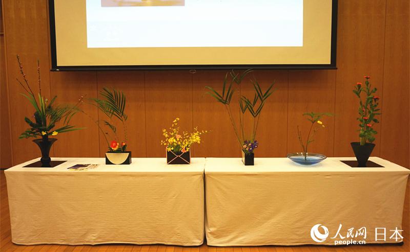 全中國選抜日本語スピーチコンテスト決勝參加者が華道を體験