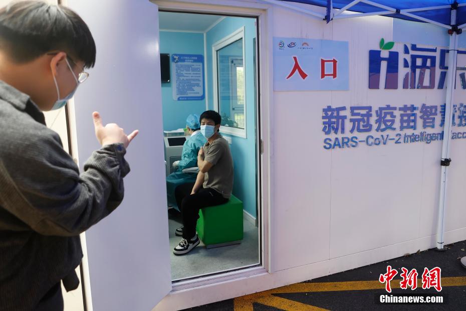 スマート接種臨時施設(shè)で新型コロナワクチンを接種する學(xué)生（撮影?殷立勤）。