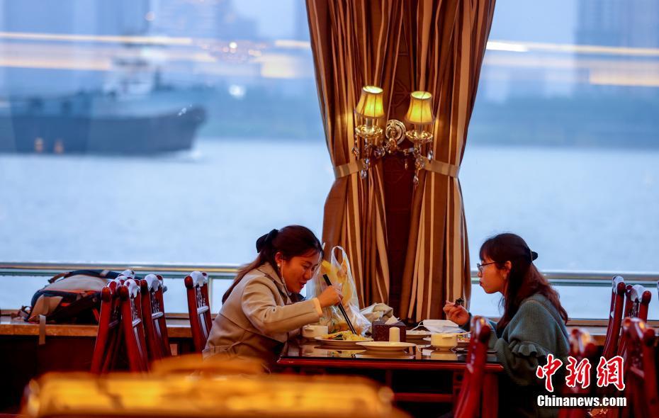ディナークルーズで食事をとる女性たち（撮影?張暢）。