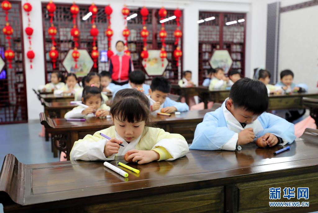 草餅食べて清明節(jié)を學ぶ子供たち　安徽省全椒県