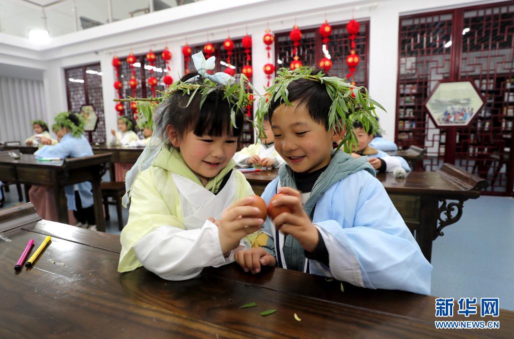 草餅食べて清明節(jié)を?qū)Wぶ子供たち　安徽省全椒県