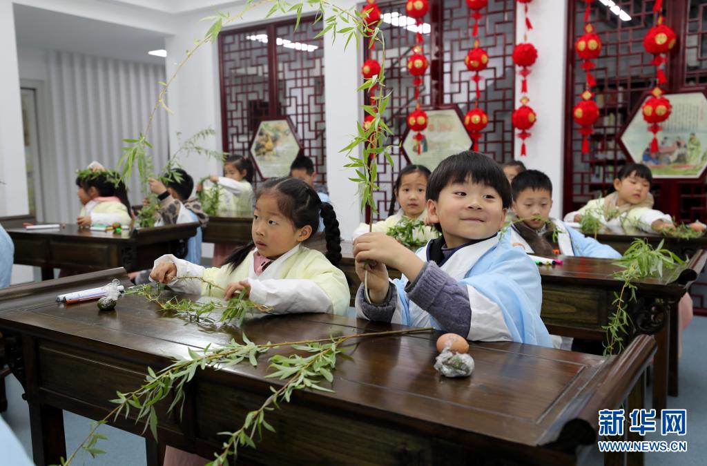 草餅食べて清明節(jié)を?qū)Wぶ子供たち　安徽省全椒県