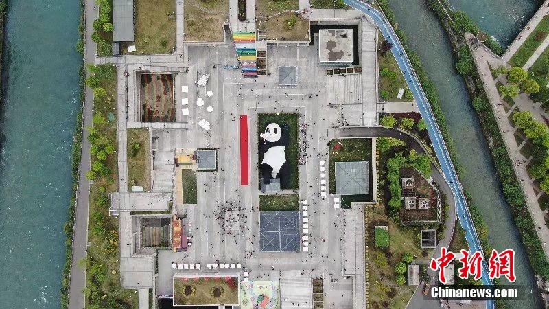 重さ130トン！「自撮りするパンダ」のオブジェが登場(chǎng)　四川省都江堰