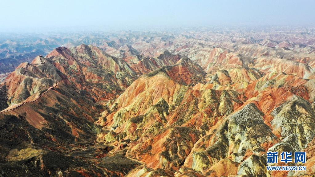 ドローンで撮影した4月5日の蘭州水墨丹霞景勝區(qū)の様子（撮影?陳斌）。