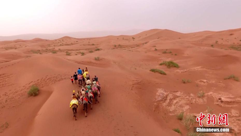 獨特な絶景広がる新疆ウイグル自治區(qū)南部の赤い砂漠　