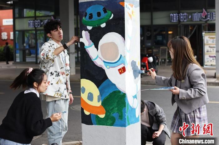 「中國(guó)宇宙の日」を控え、「宇宙の夢(mèng)」描く南京の大學(xué)生　江蘇省