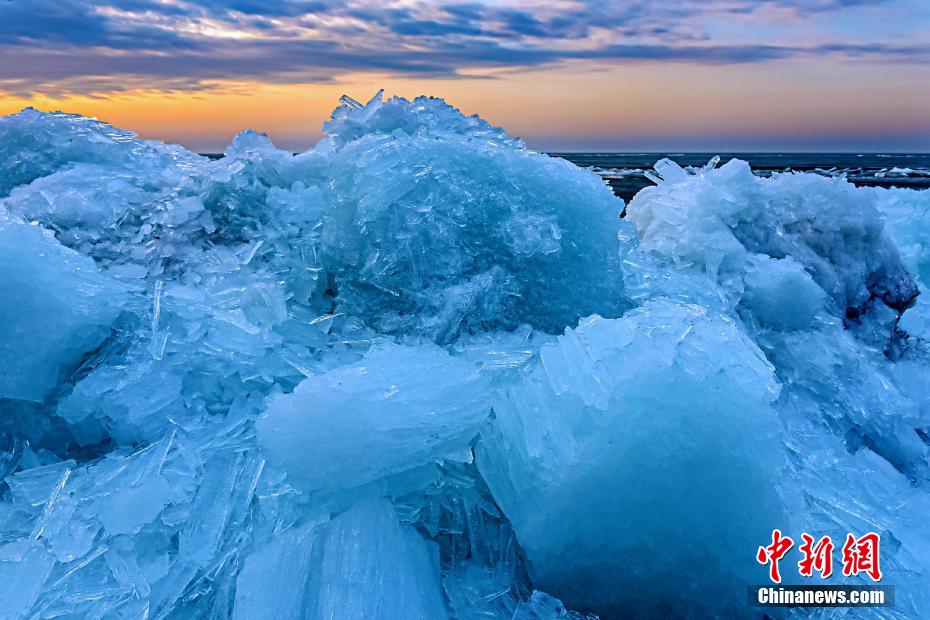 湖面に浮かぶ大きな流氷　興凱湖の美しい景色