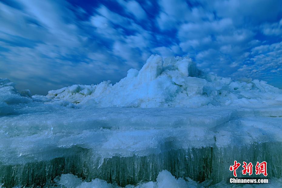 湖面に浮かぶ大きな流氷　興凱湖の美しい景色