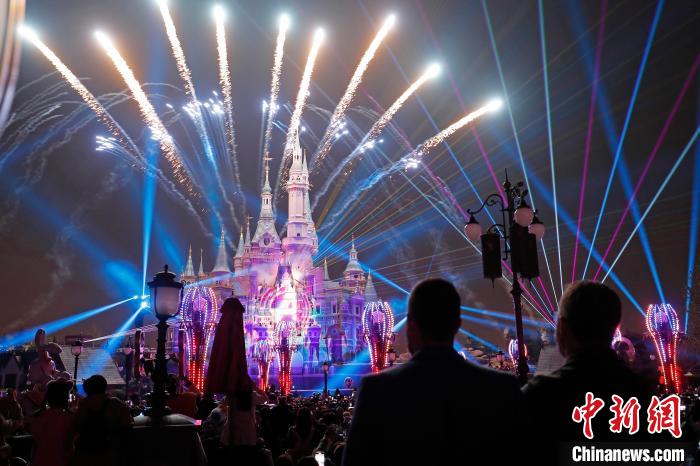 上海ディズニーランドの新ナイトショー「ILLUMINATE！」（撮影?殷立勤）。