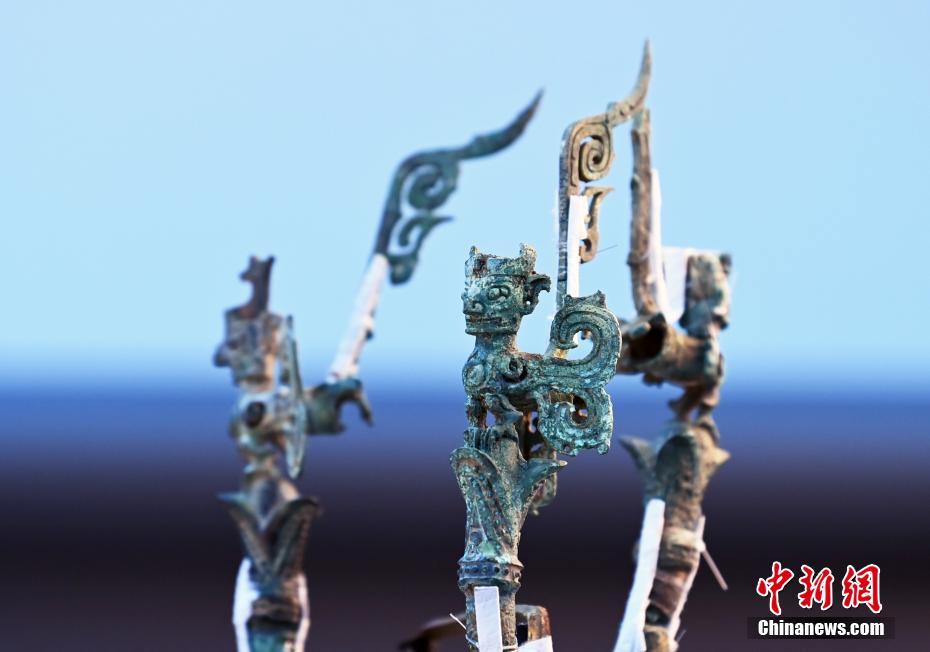 カメラがとらえた三星堆遺跡三號(hào)青銅神樹(shù)の第一段階修復(fù)狀況　四川省