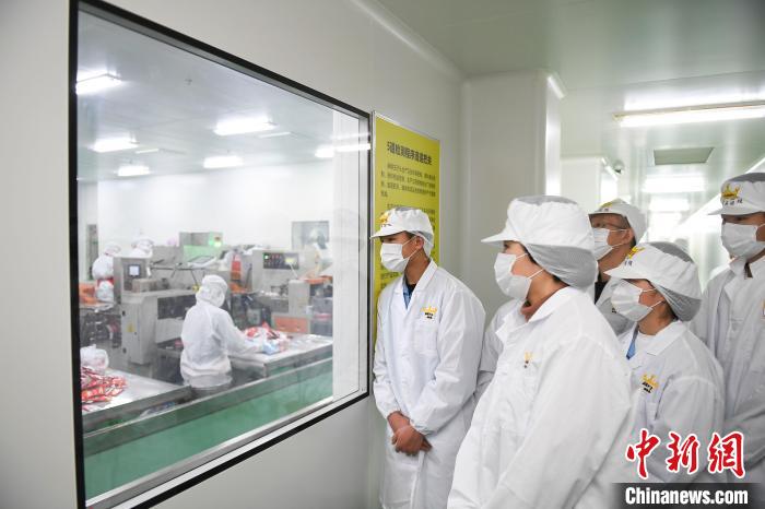 辣條クラスとタニシ麺學(xué)院學(xué)生がコラボし「ピリ辛タニシ麺」を共同製作 　広西