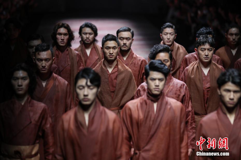 丁真君が持ち前の笑顔振りまき、上海ファッションウィークに登場