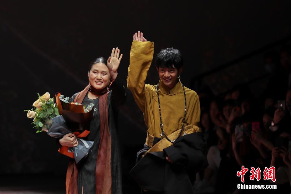 持ち前の笑顔をふりまき、上海ファッションウィークに登場した丁真君（撮影?張亨偉）。