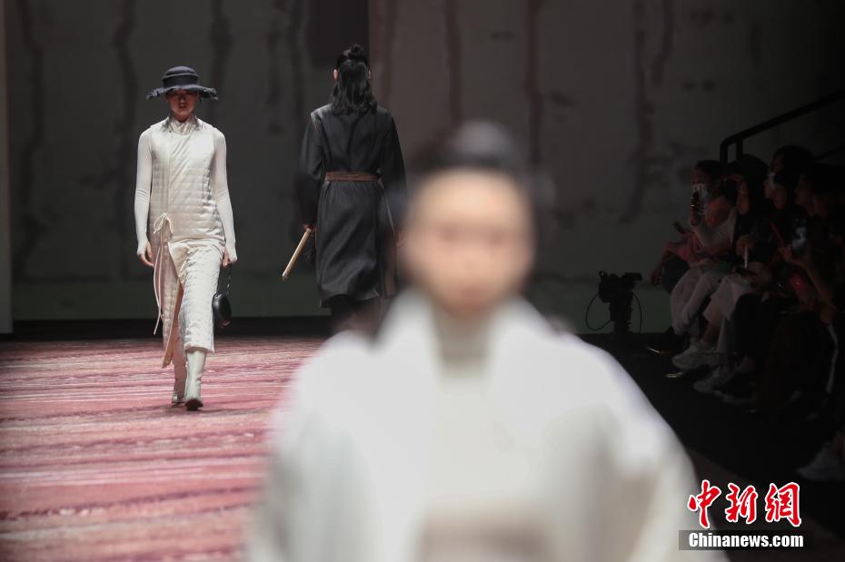 丁真君が持ち前の笑顔振りまき、上海ファッションウィークに登場