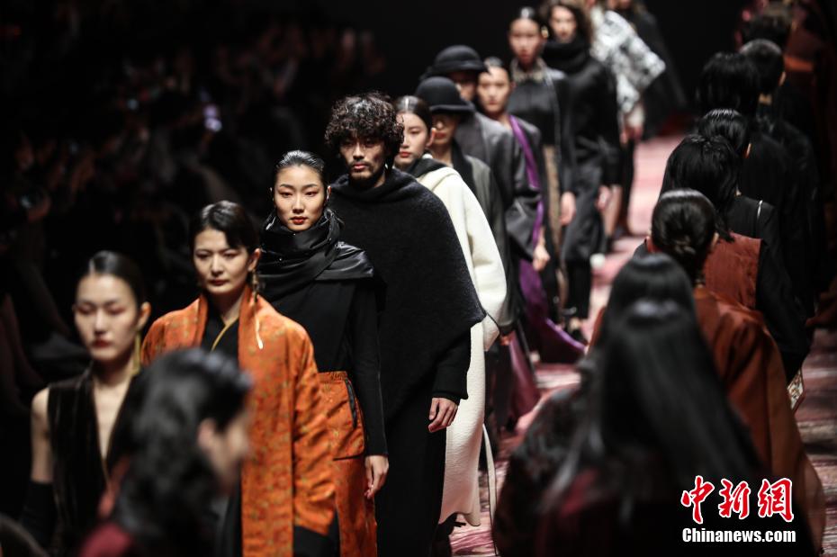 丁真君が持ち前の笑顔振りまき、上海ファッションウィークに登場