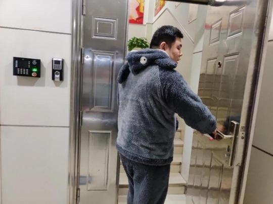 迷子の女の子に怖がられてしまった警察官がとった行動(dòng)とは？浙江省