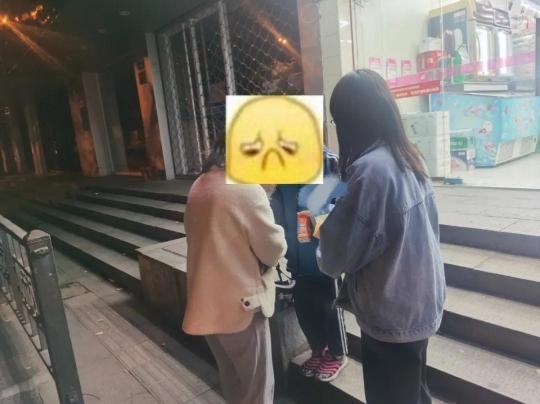 迷子の女の子に怖がられてしまった警察官がとった行動とは？浙江省