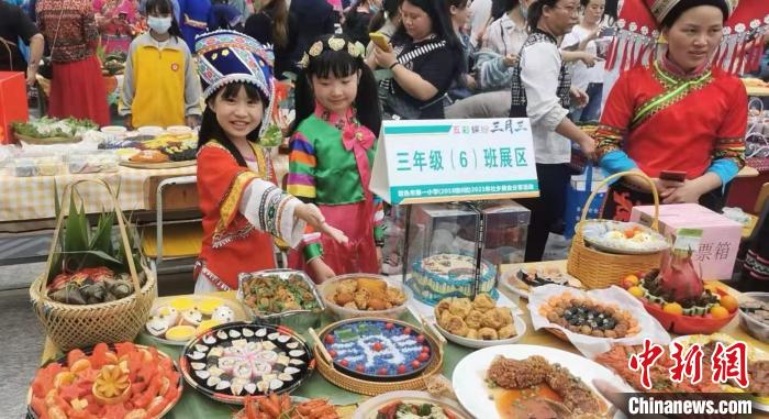 広西チワン族自治區(qū)百色市の學(xué)校で民族文化継承イベント開催