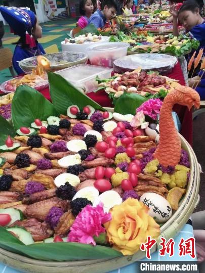 広西チワン族自治區(qū)百色市の學(xué)校で民族文化継承イベント開催