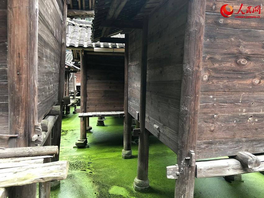 貴州省の珍しくも実用的な「水上穀倉(cāng)」