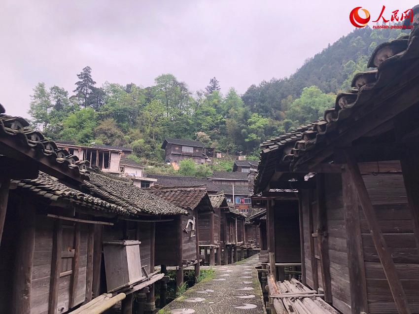 貴州省の珍しくも実用的な「水上穀倉」