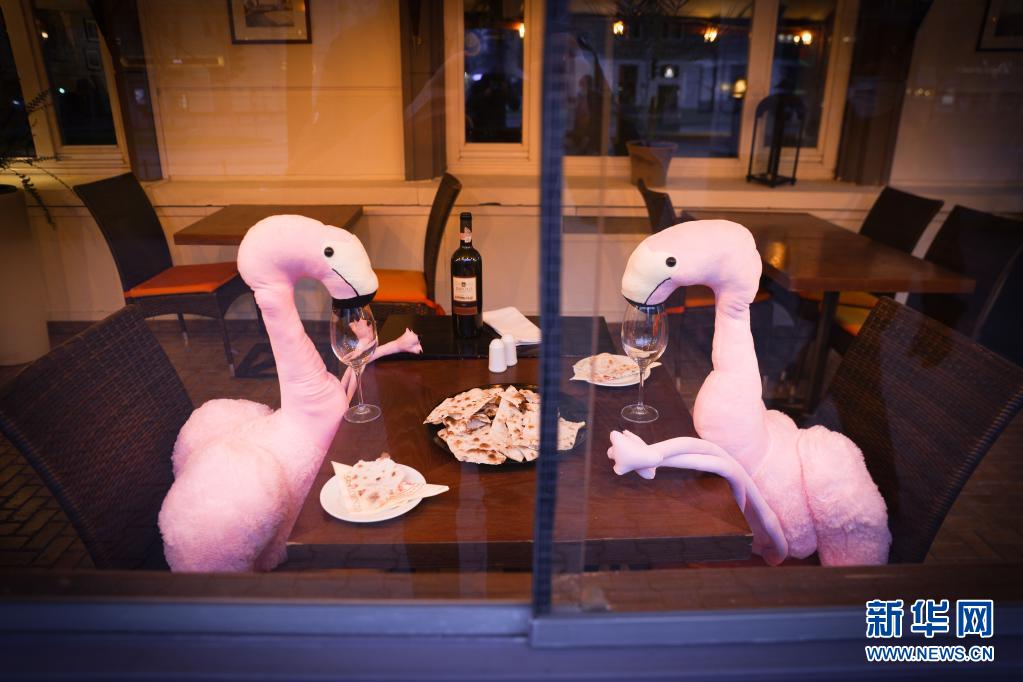 厳格な感染対策下のレストランが「人形の家」に　ポーランド