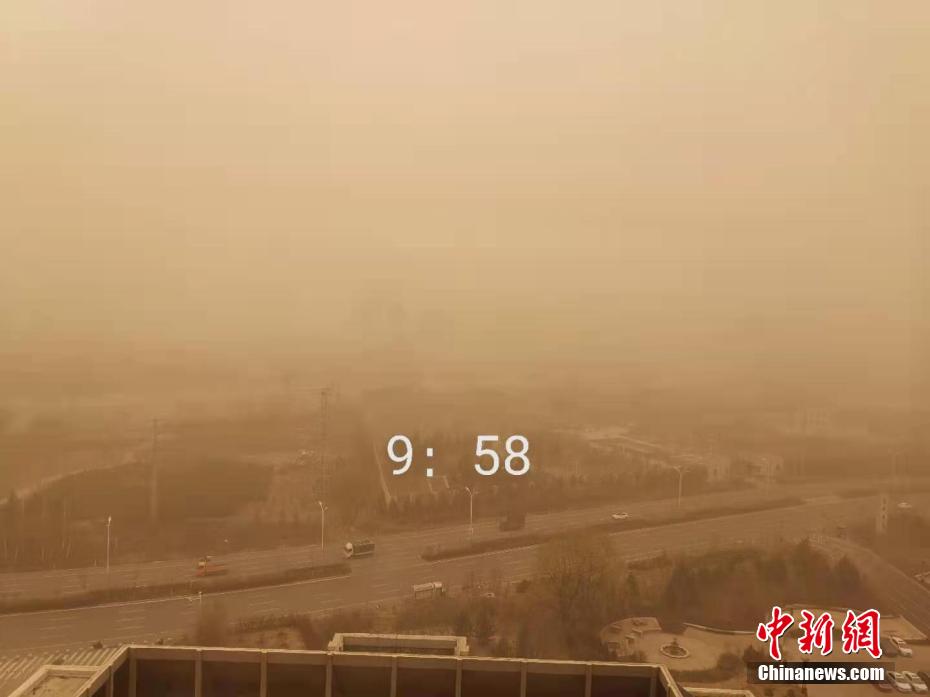 一列に建ち並ぶ高層建築が「消失」してしまうほどの黃砂到來　內(nèi)モンゴル