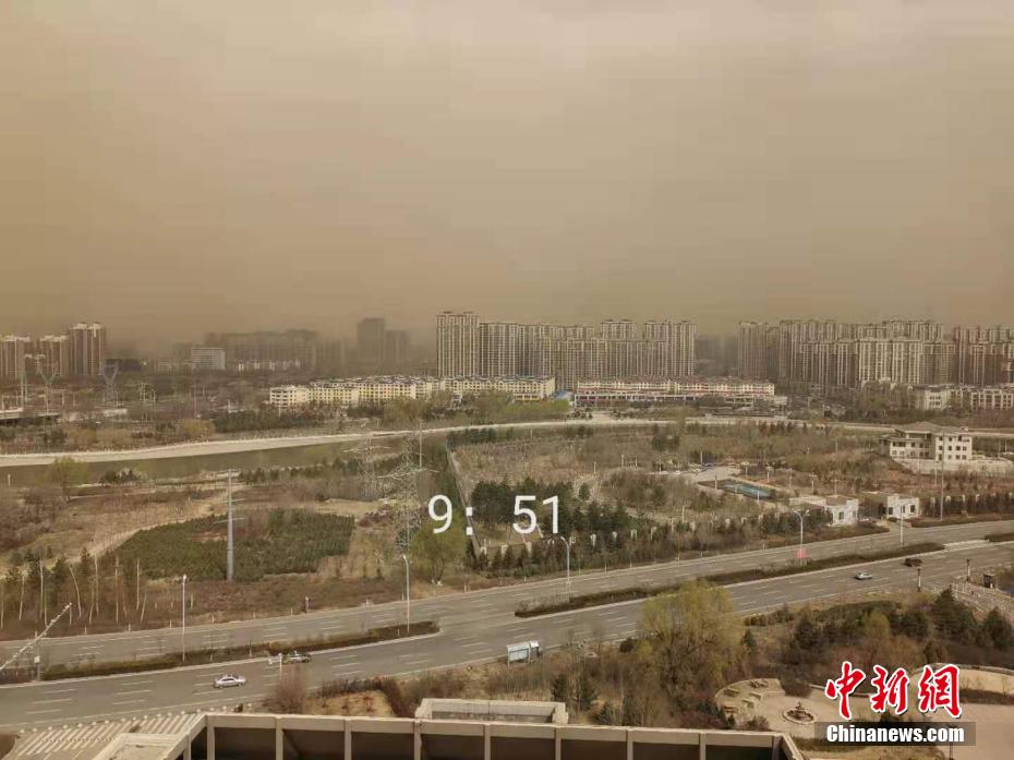 一列に建ち並ぶ高層建築が「消失」してしまうほどの黃砂到來　內(nèi)モンゴル