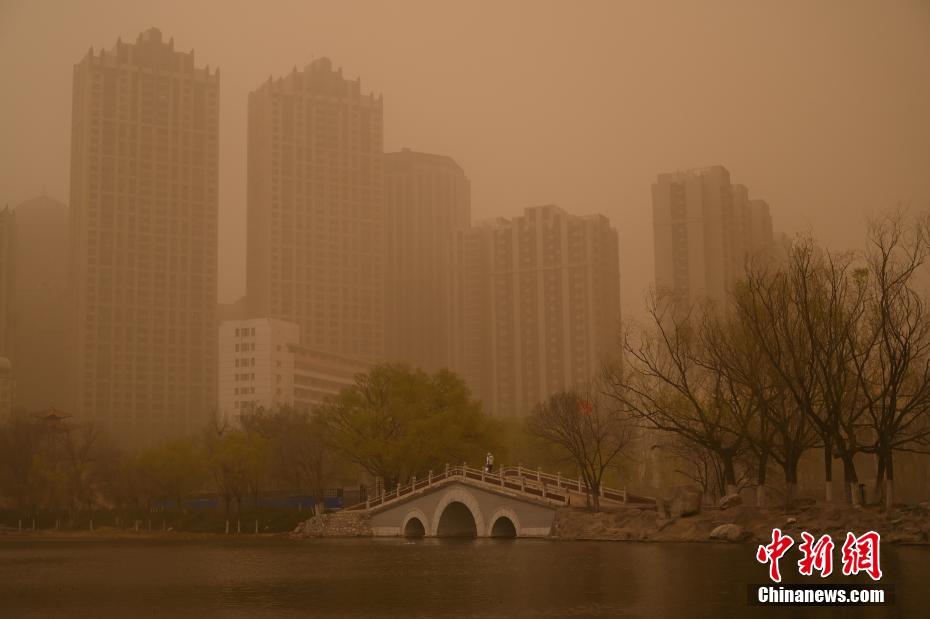 一列に建ち並ぶ高層建築が「消失」してしまうほどの黃砂到來　內(nèi)モンゴル