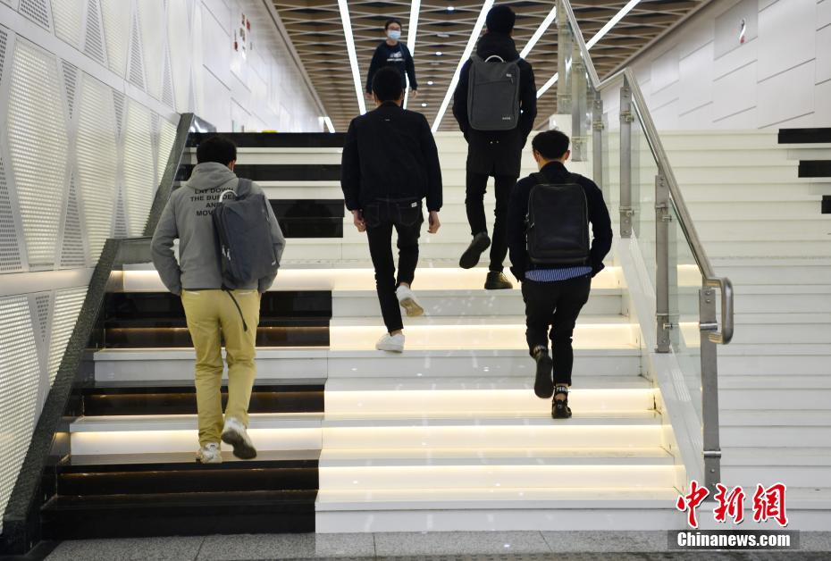 地下鉄駅に「鍵盤の階段」が登場(chǎng)　四川省成都